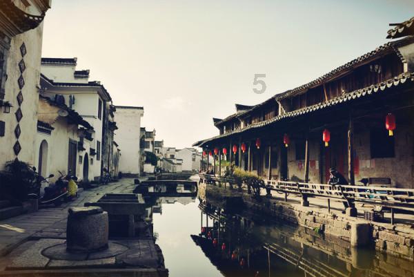 甘肃祁连山挖出秘宝,珍贵宝物堆成小山,一块神秘墓碑揭开真相